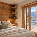 Chambre de chalet alpin lumineuse