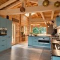 Cuisine de chalet lumineuse aux accents turquoise